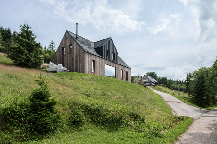 Navržena lokálně. Zásadní preferencí u celého projektu bylo využívat místní firmy, renomované výrobce a řemeslníky.