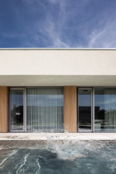 Ze zahradní strany se k domu připojuje dlážděná terasa se zapuštěným bazénem