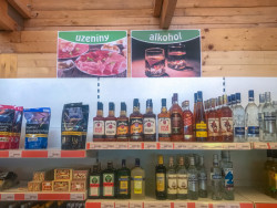 Samoobsluha v Seči od Žalský architekt