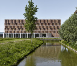 Městský Archiv Delft, Office Winhov, Gottlieb Paludan Architects: Organizačně je budova rozdělena do dvou celků - kanceláře, dílny, čítárny a kavárna ve spodním patře a archivní depozitáře v patrech nad nimi