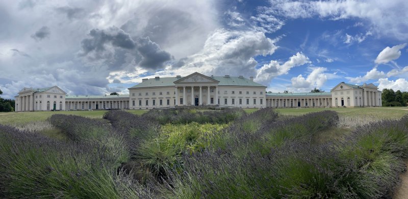 Zámek Kačina, Jiří Fischer, 1806–1824: Dvoukřídlý zámek v sobě skrývá Chotkovskou knihovnu, salony, historickou lékárnu a dobové divadlo