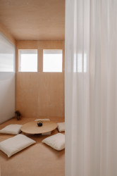 Místnost určená k odpočinku je obložená dřevem (Kreativní studio v socialistických prostorech; Absurd Studio)