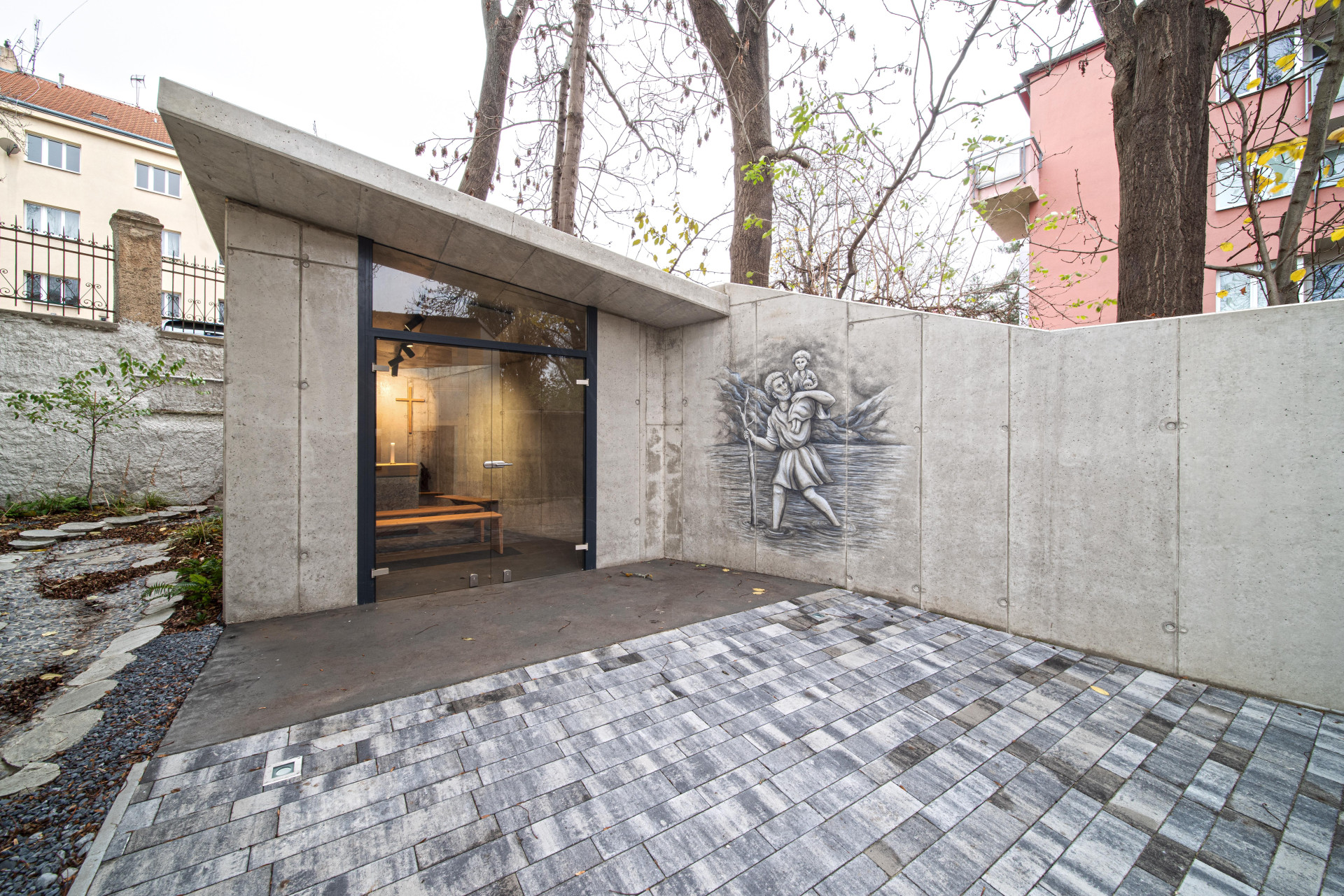 Kaple sv. Kryštofa stojí vedle stejnojmenného penzionu provozovaného Arcidiecézní charitou Praha v Záběhlicích. (Kaple v Praze-Záběhlicích; JIRSA – ARCHITEKTI)