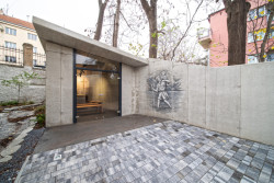 Kaple sv. Kryštofa stojí vedle stejnojmenného penzionu provozovaného Arcidiecézní charitou Praha v Záběhlicích. (Kaple v Praze-Záběhlicích; JIRSA – ARCHITEKTI)