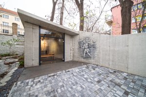 Kaple sv. Kryštofa stojí vedle stejnojmenného penzionu provozovaného Arcidiecézní charitou Praha v Záběhlicích. (Kaple v Praze-Záběhlicích; JIRSA – ARCHITEKTI)
