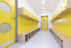 Škola a školka v Letech, Architekt Ondřej Tuček: Světlé interiéry doplňují barevné prvky.