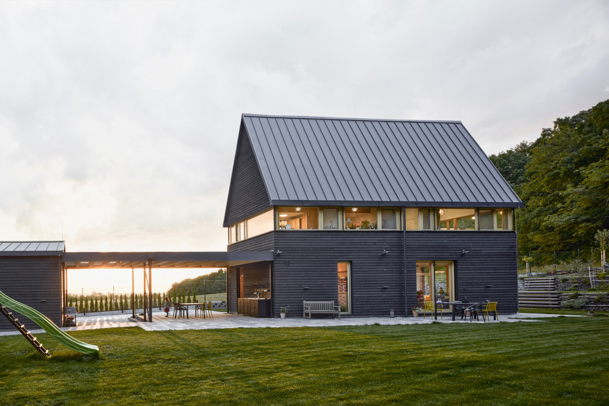 Nejvýraznějším prvkem domu není samotná architektura, ale to, co díky ní obyvatelé vidí – pole, les a širokou krajinu za okny. (RD se stodolou Kolín; 0,5 Studio)