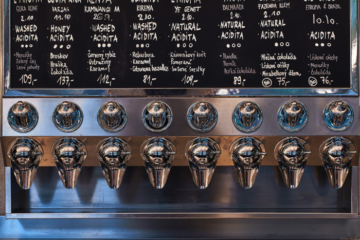 Kavárna Coffee Source v Praze, Pavel Nový a Vít Svoboda (0,5 Studio)