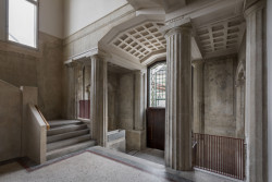 Rekonstrukce vily Heike; Christof Schubert Architekten: Velkorysé vstupní hale dominují sloupy po vzoru antiky a kazetový strop