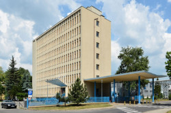 Poznaňská škola sídlí v budově na okraji města, ale v současné době se podle návrhu jejího děkana dokončuje stavba nové školy – foto