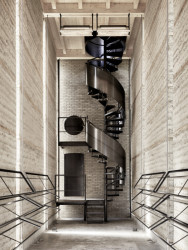 Uvnitř věže je ocelové schodiště (věž v Chamsu, Bolthauser Architekten a další)