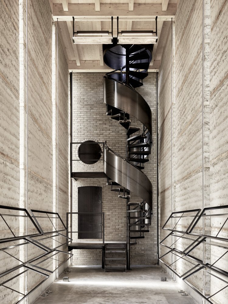 Uvnitř věže je ocelové schodiště (věž v Chamsu, Bolthauser Architekten a další)