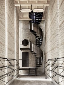 Uvnitř věže je ocelové schodiště (věž v Chamsu, Bolthauser Architekten a další)