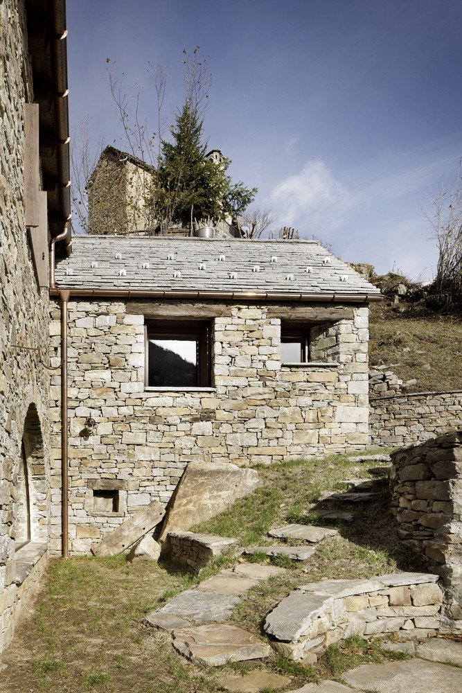 Přestavba stájí na víkendový dům v italských Alpách