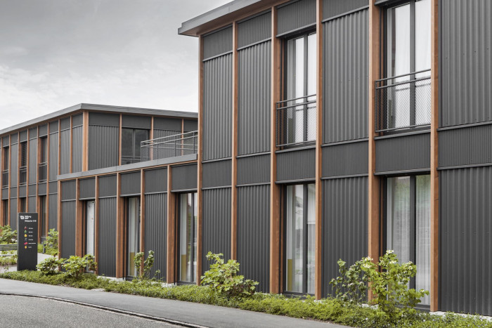 Vlnitá střešní krytina Swisspearl na budově Kolejní nadace MBF ve Steinu ve Švýcarsku