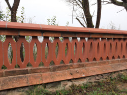 Cihelné zídky postavené z tradičních cihel z Cihelny Kadaň vytváří reprezentativní vstupní prostor, ladící s architekturou domu.