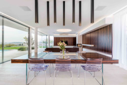 Klient není sběratelem obrazů a v domě není vystaveno žádné umění, respektive to umění je v travertinu, v onyxu a ve výrazné dřevině, kterou je makassarové dřevo