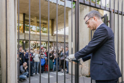 Otevření výstavy CITYBLOK doprovázel happening odřezání mříží od plastik Miloslava Chlupáče před vstupem do areálu Emauz, na fotce primátor Zdeněk Hřib.
