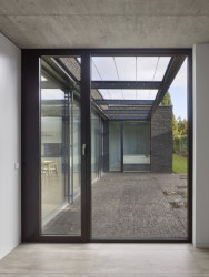 Průhled do poloatria (Rodinný dům v Řepích, Stempel & Tesař architekti)