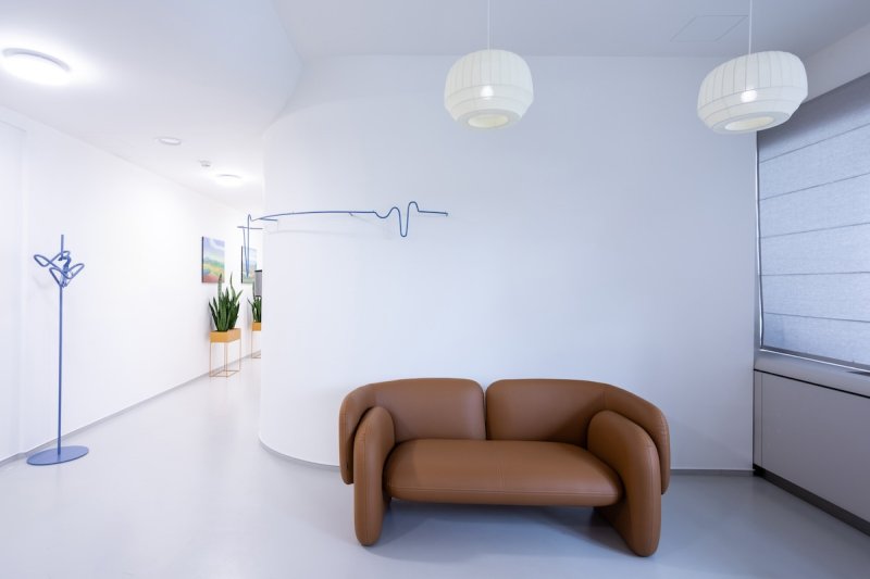 Připadáte si spíš jako v příjemném lounge. Hlavní roli obsadilo kožené sofa, které svým tvarem působí jako umělecký objekt.