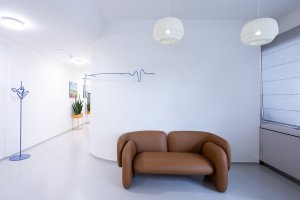 Připadáte si spíš jako v příjemném lounge. Hlavní roli obsadilo kožené sofa, které svým tvarem působí jako umělecký objekt.