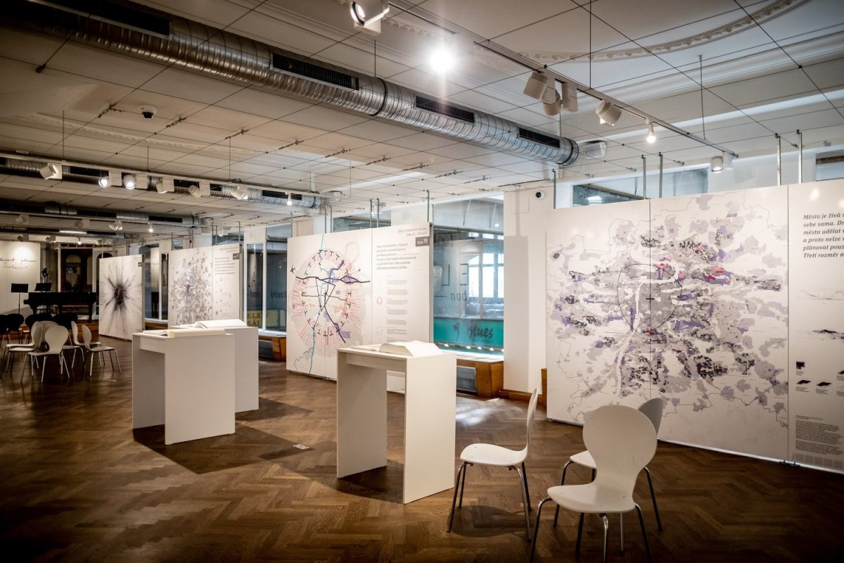 Expozice výstavy Ideální Velká/ Malá Praha, 1919/ 2019 v Galerii Lucerna.