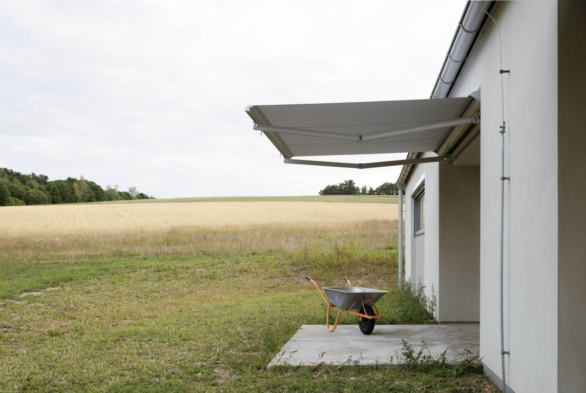 Obvodove stěny domu jsou vyzděné z tepelněizolačních keramických tvárnic. (Dům se šikmou fasádou; Papundekl architekti)