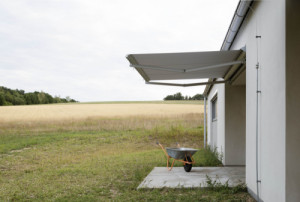 Obvodove stěny domu jsou vyzděné z tepelněizolačních keramických tvárnic. (Dům se šikmou fasádou; Papundekl architekti)