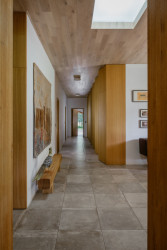 V interiéru byly uplatněny především přírodní barvy, významnou roli v nich hraje dřevo