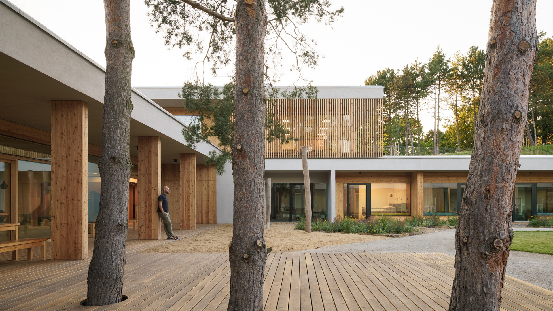 Dětský hospic Dům pro Julii patří naopak k největším. Nabízí zázemí dlouhodobě nemocným dětem a jejich rodinám - poskytne jim služby, zázemí, a také uklidňující blízkost přírody. Navrhl ateliér Čtyřstěn architekti.