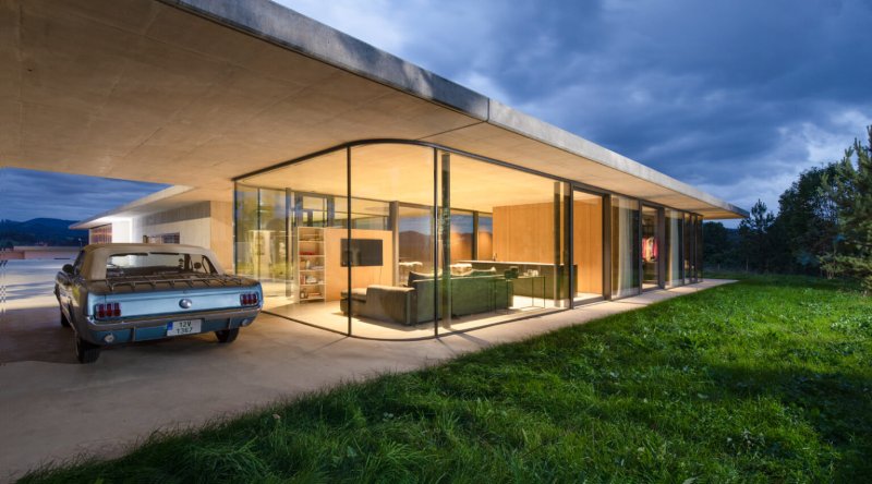 Obytná část s kulatými prosklenými rohy (Rodinný dům v Novém Jičíně – Žilině; Kamil Mrva Architects)