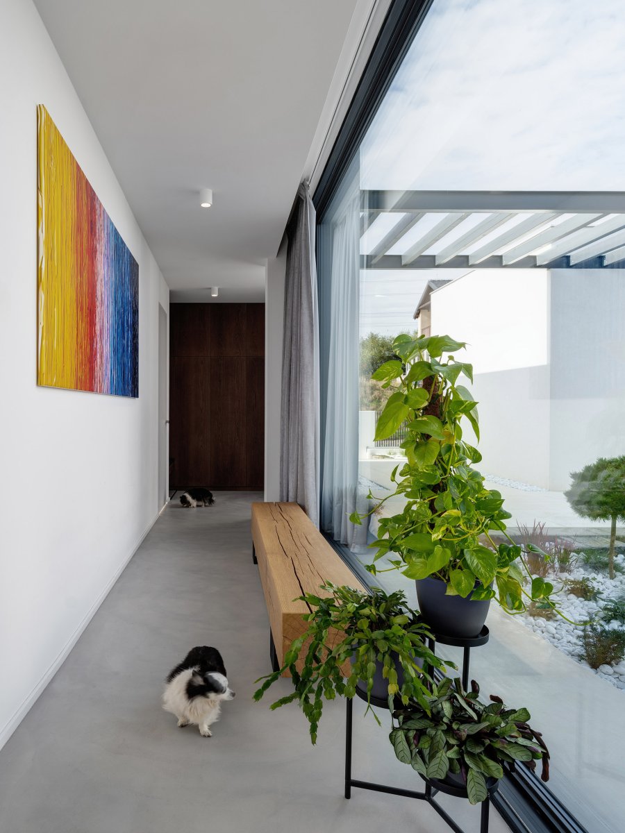 I do atria se dům otevírá velkoformátovými okny. (Vila u Prahy, boq architekti)