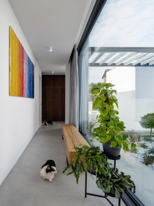 I do atria se dům otevírá velkoformátovými okny. (Vila u Prahy, boq architekti)
