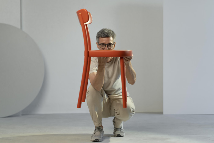 Český výrobce stolů a židlí TON představuje novou židli La Zitta (italsky tichá)