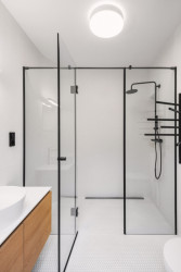 Koupelna (Cihlový dům v Pardubicích; architekti Jakub Dvořák a Michal Bílek)