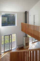Z galerie je přístup do dětských pokojů. (Novostavba rodinného domu, Tisá; 2xpa)