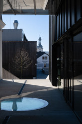 Takhle vypadá pohled od knihovny na vrchol věže vratislavického Kostela Nejsvětější trojice.