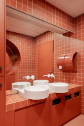 Keramické umyvadlo Yard a baterie Espirit od Ravaku (Coworkingový prostor MIMAMI BY architects)