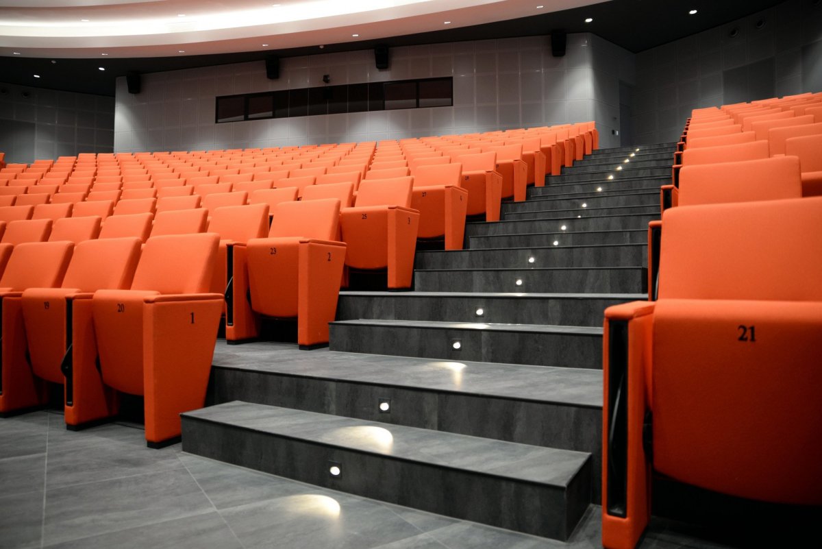 Čerstvě zrekonstruovaná UTB aula ve Zlíně od Evy Jiřičné (Al - Design)
