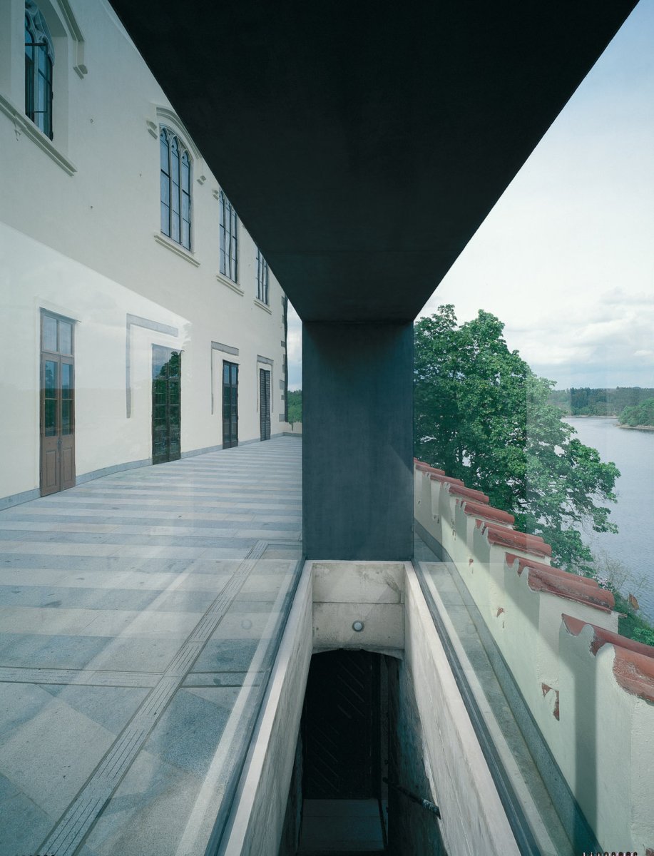 Pohled zevnitř (Prosklené zasklení schodiště na zámku; Chalupa architekti a partneři)