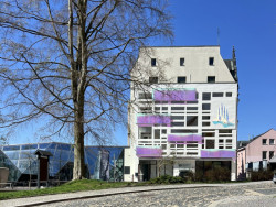 Zdánlivá přítomnost, realizace na fasádě v Pelantova schodiště v Muzeu skla a bižuterie v Jablonci nad Nisou