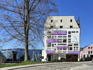 Zdánlivá přítomnost, realizace na fasádě v Pelantova schodiště v Muzeu skla a bižuterie v Jablonci nad Nisou