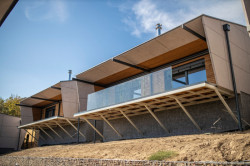 Peter Koterec navrhl devět vila domů na břehu přehrady Zemplínská šírava na východě Slovenska