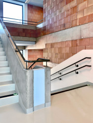 Schodišťová věž Křesťanské ZŠ a MŠ Noe v Pardubicích od ateliéru Světlík Šedý Šefl