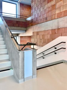 Schodišťová věž Křesťanské ZŠ a MŠ Noe v Pardubicích od ateliéru Světlík Šedý Šefl