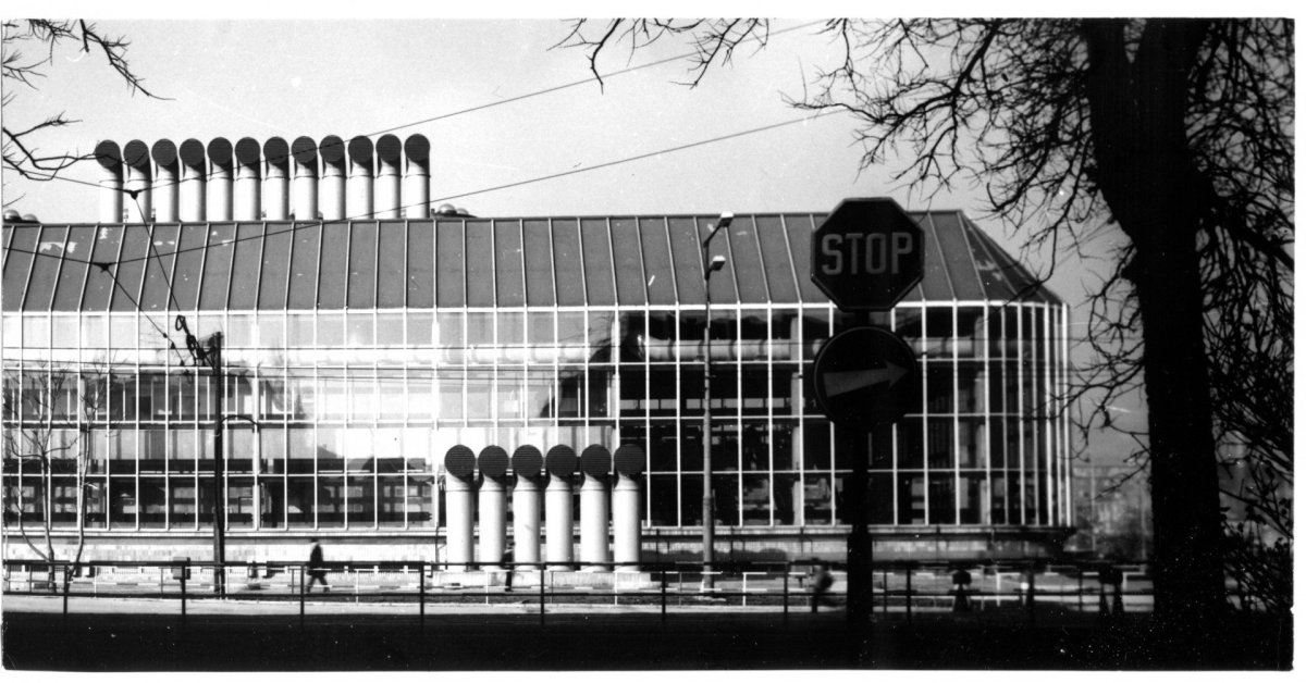 Dobová fotografie nové městské tržnice (1975-1983) na Trnavském Mýtě v Bratislavě od architekta Ivana Matušíka