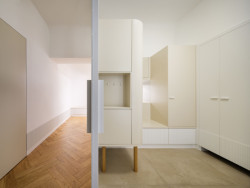 Na halu navazuje chodba. (Rekonstrukce bytu v Praze, No Architects)