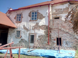 Původní omítka byla silně poškozena (Rekonstrukce historického domu v Šatově, Hlinaři)