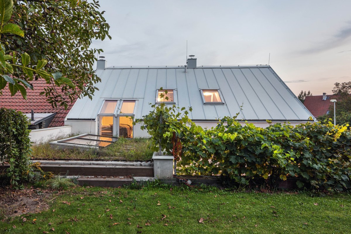 Iveta Langerová architekti navrhli rekonstrukci pražského rodinného domu, který se otevírá zeleni