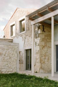 Konverze starého statku, Martin Migeon Architecture: Autoři se namísto sjednocující rekonstrukce rozhodla jít opačným směrem. Odkrýt vrstvy původní struktury a ty doplnit o nové.